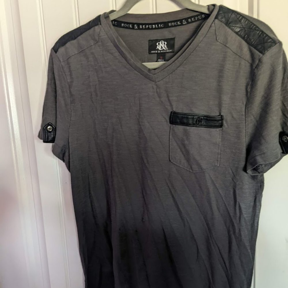 Men's small Rock Republic  v-neck tshirt with leather epaulettes & trim